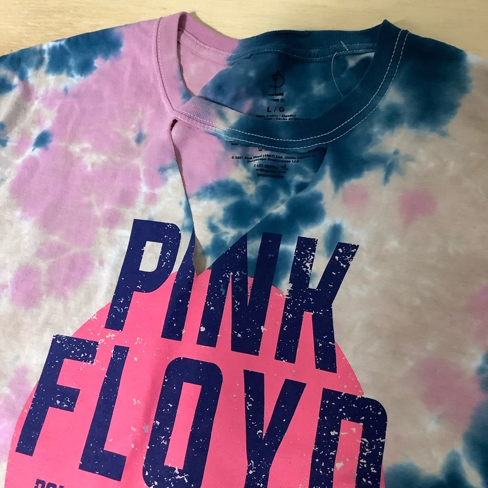 🆕PINK FLOYD Crop Tye Dye Band Tee Size large NWOT with cutout “V” at‎ Chest